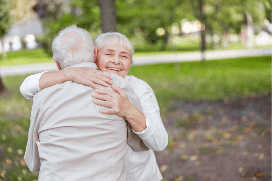 Un homme et une femme s'étreignent.